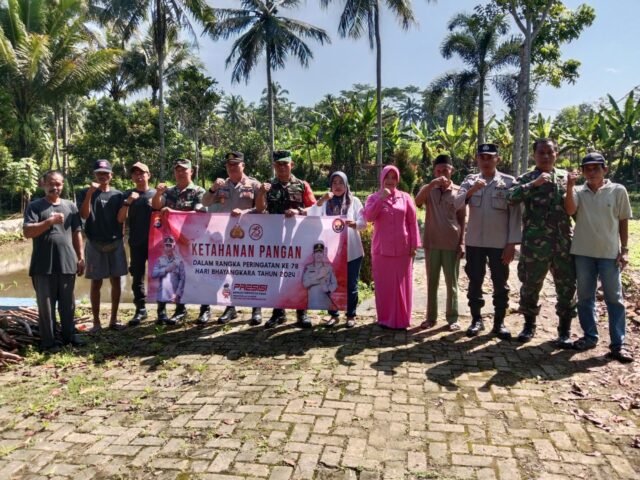 Polsek Cikedal Berikan Bantuan Bibit Pohon dan Ratusan Bibit Ikan Dalam Rangka HUT Bhayangkara Ke 78