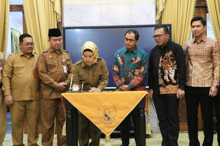 Pemkab Serang dan Chandra Asri Tandatangani Kerjasama Atasi Masalah Lingkungan Pemkab Serang dan Chandra Asri Tandatangani Kerjasama Atasi Masalah Lingkungan