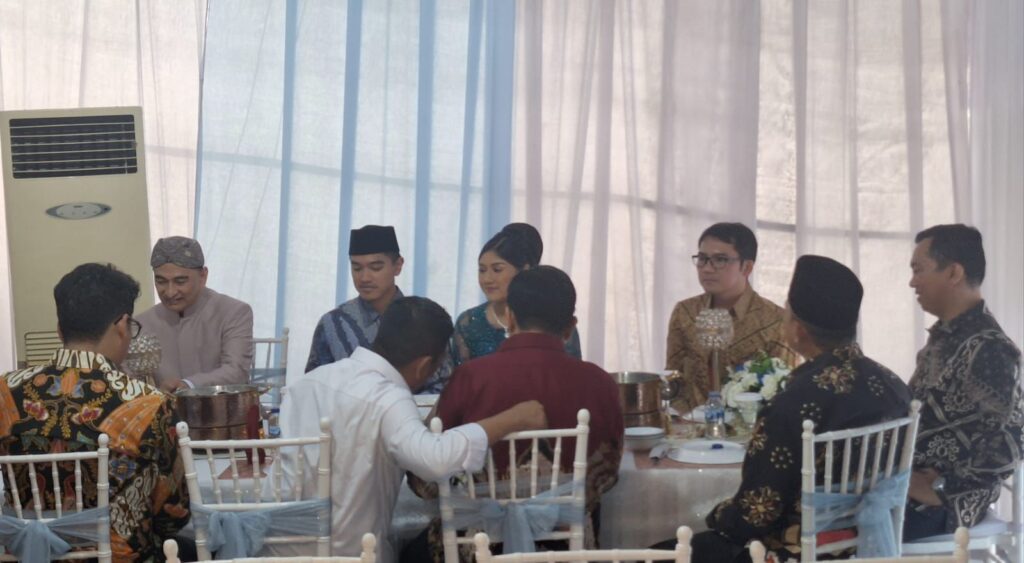 Dita Fajar Bayhaqi Hadiri Acara Ngunduh Mantu Keluarga Dimyati Natakusumah Dita Fajar Bayhaqi Hadiri Acara Ngunduh Mantu Keluarga Dimyati Natakusumah