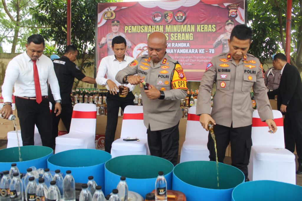 Rangkaian HUT Bhayangkara ke 78, Polres Serang Musnahkan Miras Sebanyak 5061 Botol Rangkaian HUT Bhayangkara ke 78, Polres Serang Musnahkan Miras Sebanyak 5061 Botol