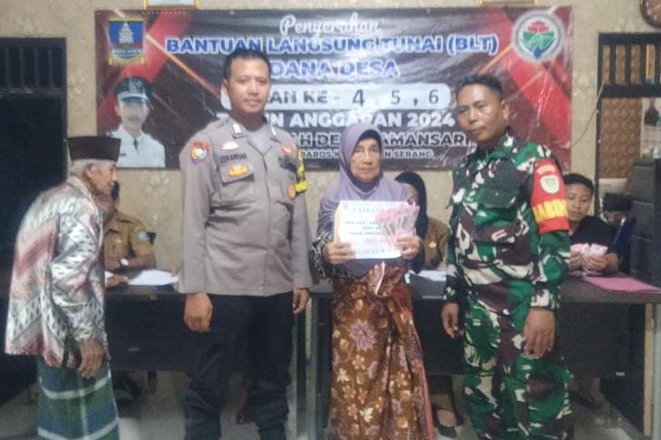 Perintah Danramil, Sertu Ali Jaya Babinsa Koramil 0602-15/Baros Kawal Penyaluran BLT Dana Desa Perintah Danramil, Sertu Ali Jaya Babinsa Koramil 0602-15/Baros Kawal Penyaluran BLT Dana Desa