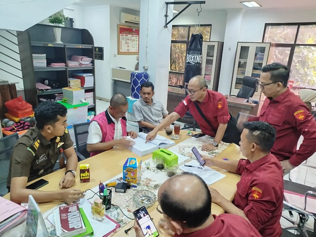 Tersangka Korupsi Pekerjaan Breakwater PP Cituis Diserahkan ke Kejari Serang