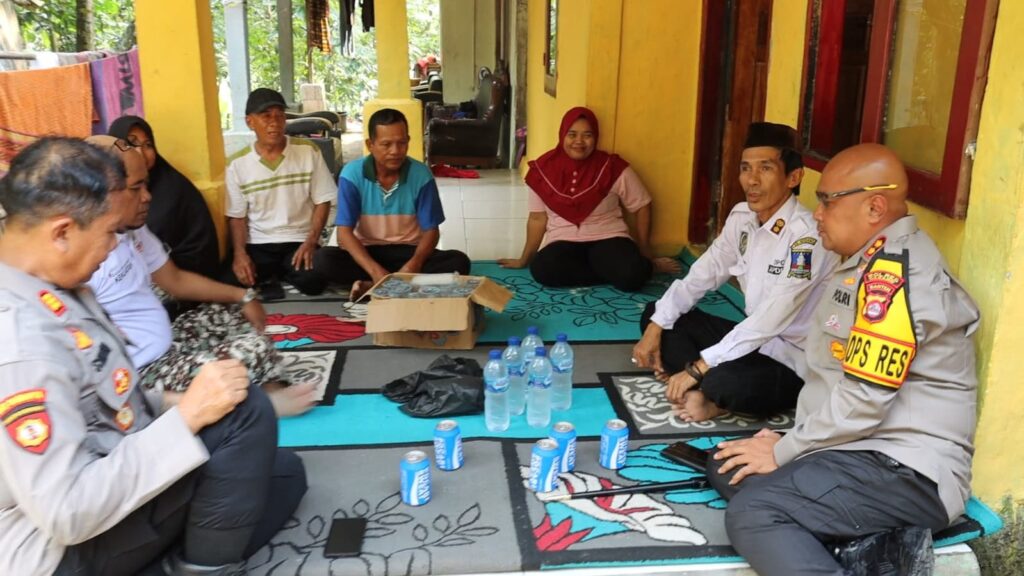 Ungkapan Duka Cita, Kapolres Serang Takjiah ke Rumah Korban Tenggelam Ungkapan Duka Cita, Kapolres Serang Takjiah ke Rumah Korban Tenggelam