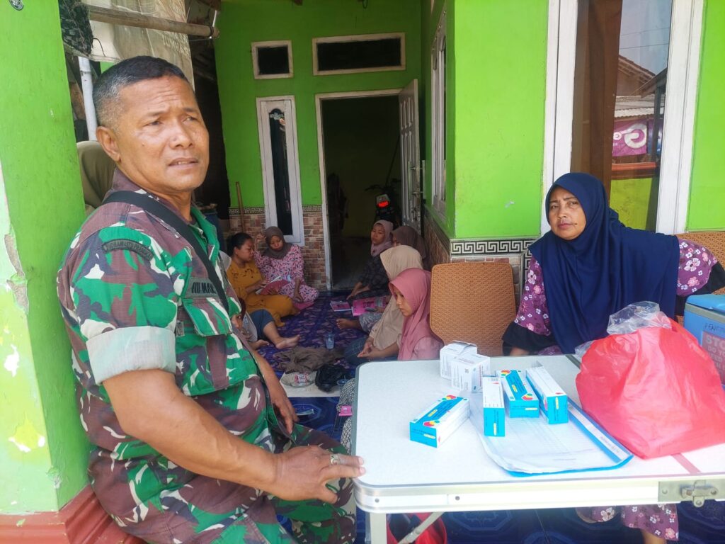 Babinsa dari Koramil 0602-16/Ciruas Dampingi Bidan Desa Dalam Program Posyandu Babinsa dari Koramil 0602-16/Ciruas Dampingi Bidan Desa Dalam Program Posyandu
