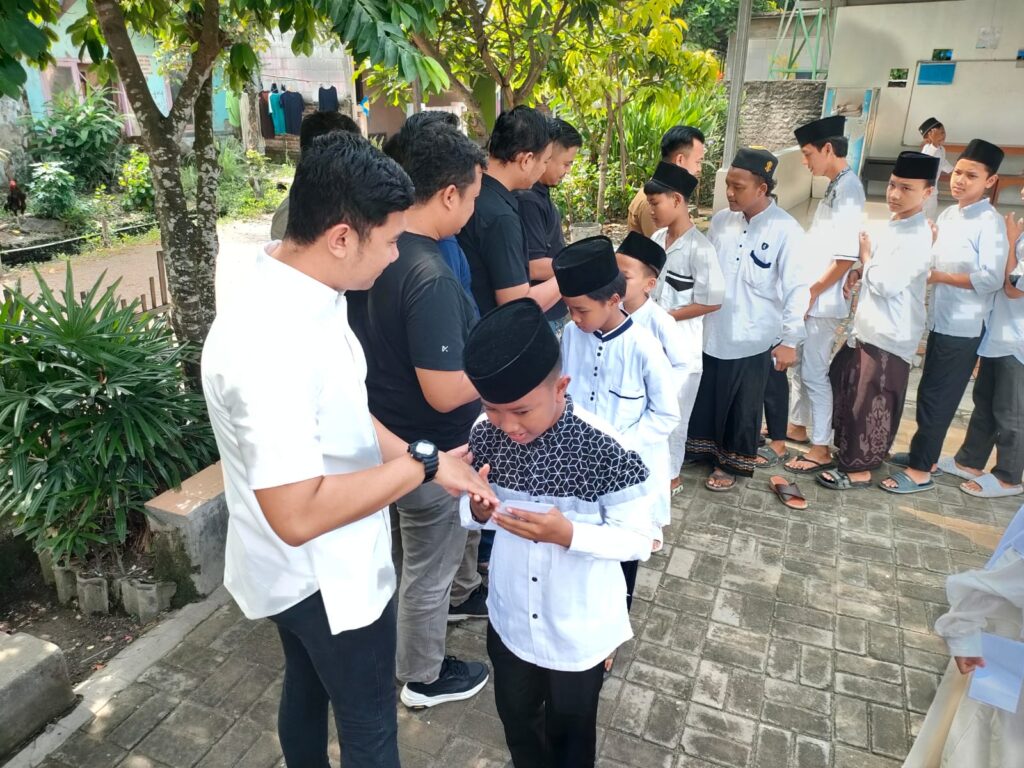 Satreskrim Polres Serang Berbagi Tali Asih dengan Anak Yatim di Ciruas Satreskrim Polres Serang Berbagi Tali Asih dengan Anak Yatim di Ciruas