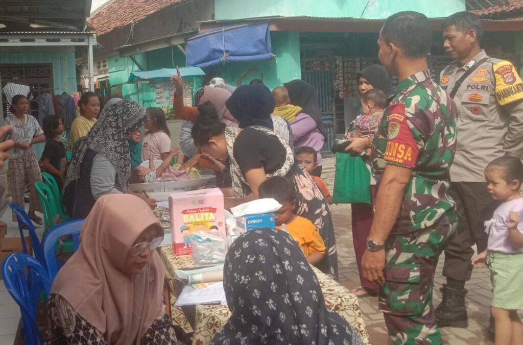 Sertu Ahdi Babinsa Koramil 0602-18/Kragilan Dampingi Kader Posyandu Laksanakan Monitoring Dan Evaluasi Gizi Sertu Ahdi Babinsa Koramil 0602-18/Kragilan Dampingi Kader Posyandu Laksanakan Monitoring Dan Evaluasi Gizi