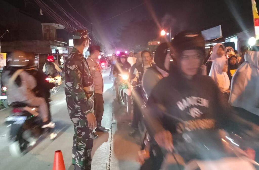 Serda Anis Babinsa Koramil 0602-03/Walantaka Amankan Tradisi Tahun Baru 1 Muharram 1446 Hijriah