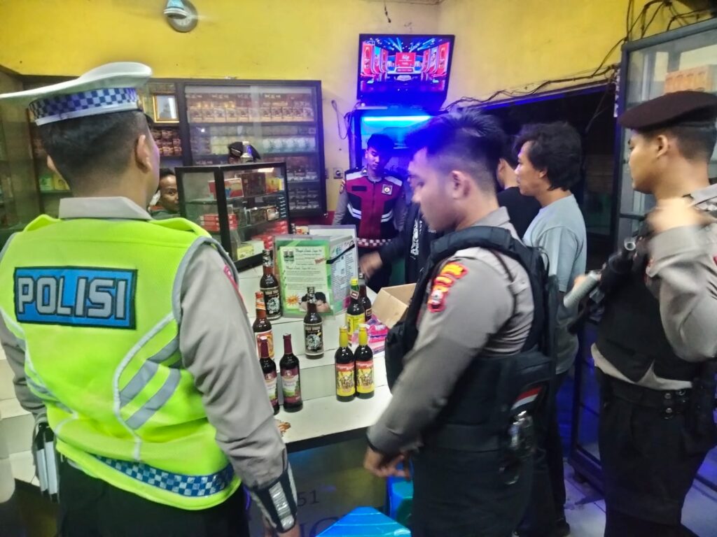 Polres Serang Gelar Operasi Pekat Maung 2024, Ratusan Botol Miras Berhasil Diamankan Polres Serang Gelar Operasi Pekat Maung 2024, Ratusan Botol Miras Berhasil Diamankan