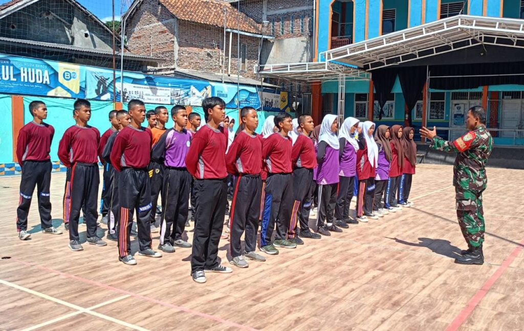 Babinsa Koramil 0602-15/Baros Berikan Motivasi dan Bantu Melatih Anggota Paskibraka Tingkat Kecamatan Babinsa Koramil 0602-15/Baros Berikan Motivasi dan Bantu Melatih Anggota Paskibraka Tingkat Kecamatan