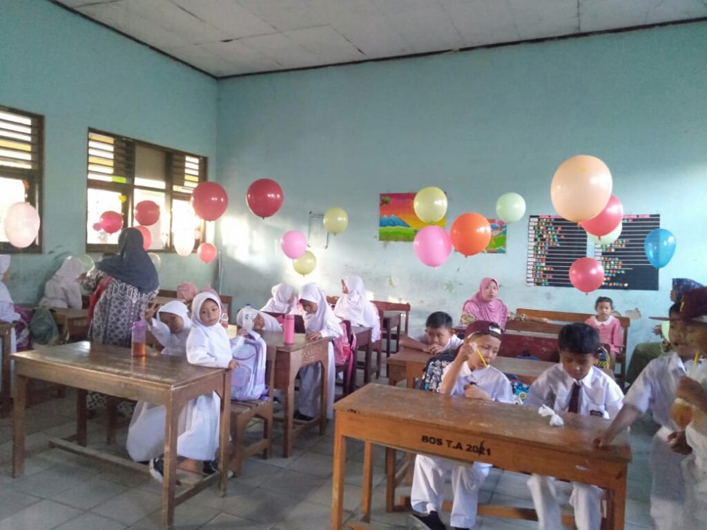 Serunya Berebut Bangku Di Hari Pertama Masuk Sekolah