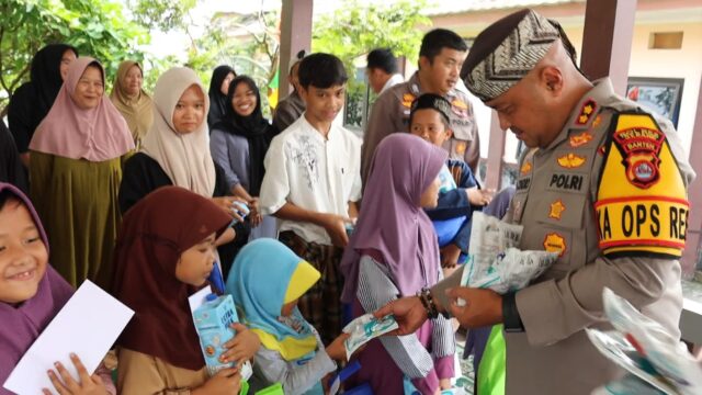 Jumat Berkah, Kapolres Serang Gelar Bansos Bersama Emak-emak dan Anak Yatim