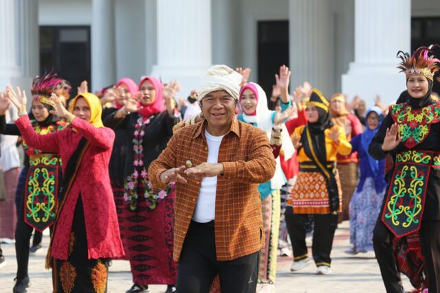 Al Muktabar Ajak Generasi Muda Hidup Sehat dan Lestarikan Wastra Nusantara