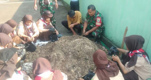 Jaga Alam, Babinsa Koramil 0602-04/Taktakan Bersama Generasi Muda Lakukan Pembibitan Pohon Keras