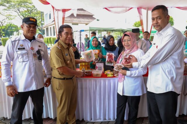 Pj Gubernur Al Muktabar Buka Pasar Murah MTQ XXI Provinsi Banten Tahun 2024