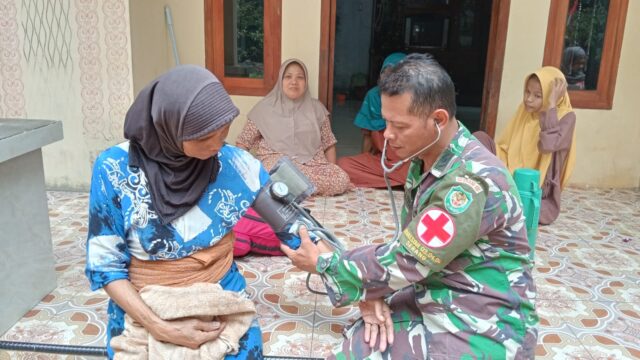 Aksi Tim Kesehatan Di TMMD 121 Kodim Pandeglang Berikan Layanan Kesehatan