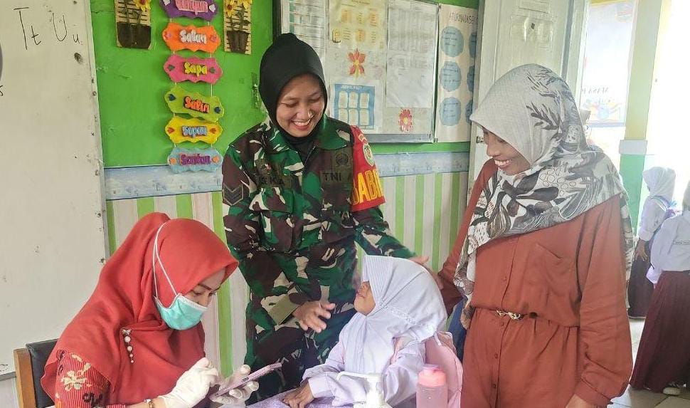 Kowad Sebagai Babinsa Kodim 0602/Serang, Serka (K) Deka Berperan Aktif Dalam Pelaksanaan PIN Polio Kowad Sebagai Babinsa Kodim 0602/Serang, Serka (K) Deka Berperan Aktif Dalam Pelaksanaan PIN Polio