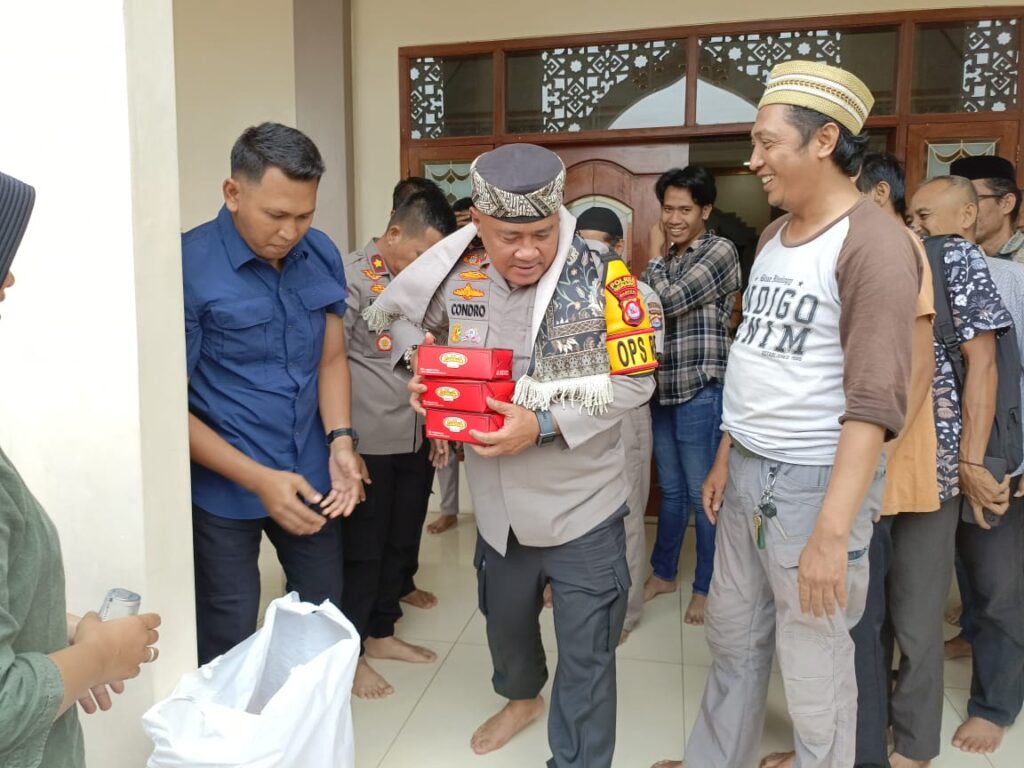 Usai Sholat Jumat, Kapolres Serang Bagikan Makanan Siap Saji