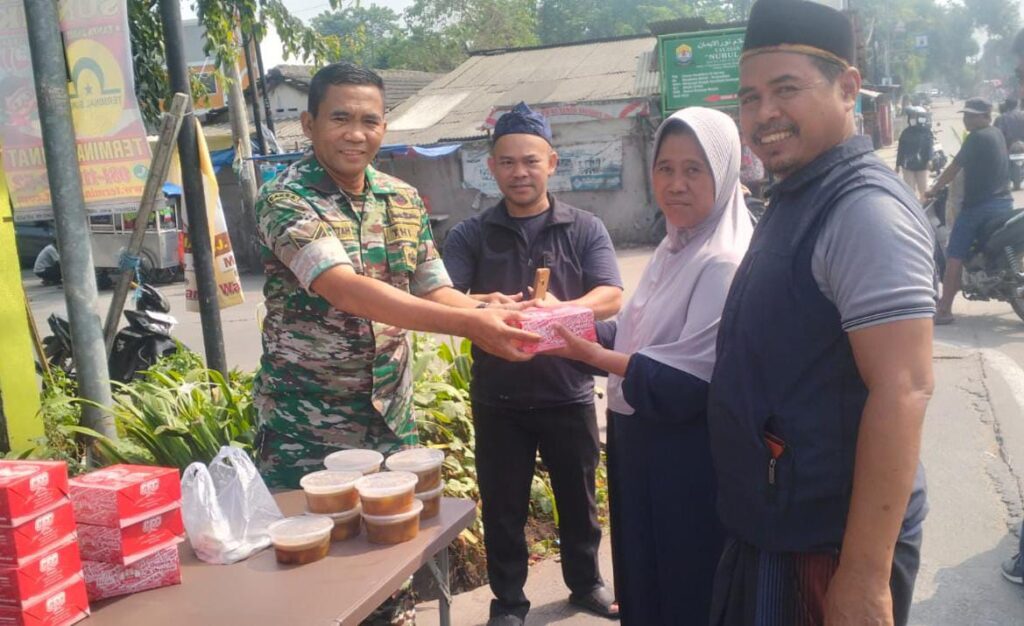 Serka Miftah Babinsa Koramil 0602-02/Kasemen Bersama Warga Gelar Jum’at Berkah