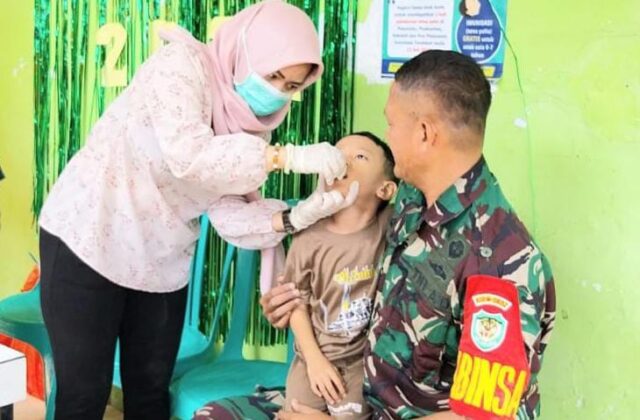 Babinsa Koramil 0602-06/Kramatwatu Bantu Pelaksanaan Pekan Imunisasi Nasional Polio Di Desa Terate