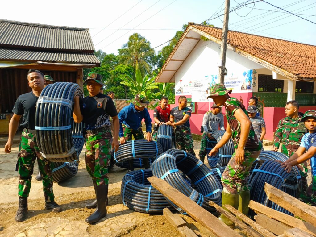 Satgas TMMD Bersama Warga, Angkut Meterial Selang Untuk Pipanisasi Air Bersih Satgas TMMD Bersama Warga, Angkut Meterial Selang Untuk Pipanisasi Air Bersih