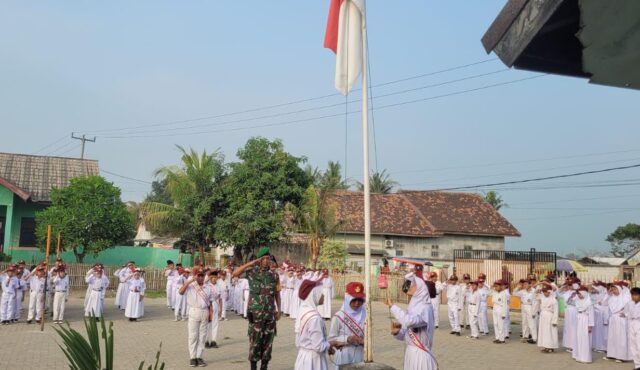 Babinsa Koramil 0602-10/Pontang Pimpin Upacara dan Beri Materi Wasbang Di SDN 2 Lebak Kepuh