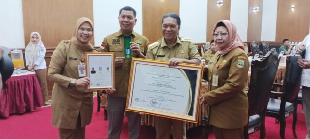 Pj Gubernur Banten Al Muktabar Raih Piagam Lencana Abdi Inovasi Desa Dari Kemendes