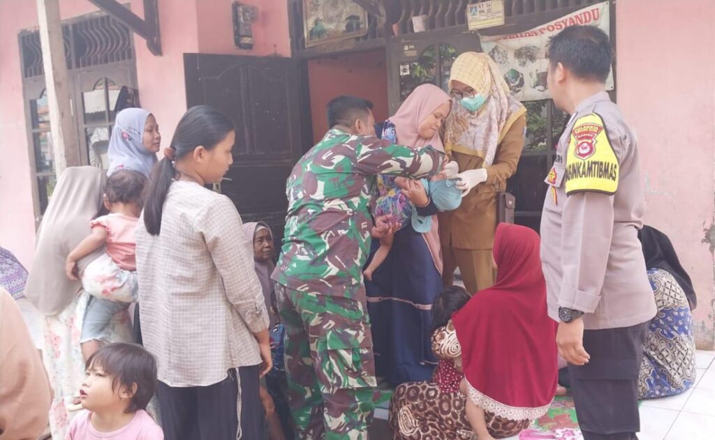 Serda Doddy Babinsa Koramil 0602-15/Baros Bersama Bhabinkamtibmas Dukung PIN Polio 2024 Serda Doddy Babinsa Koramil 0602-15/Baros Bersama Bhabinkamtibmas Dukung PIN Polio 2024