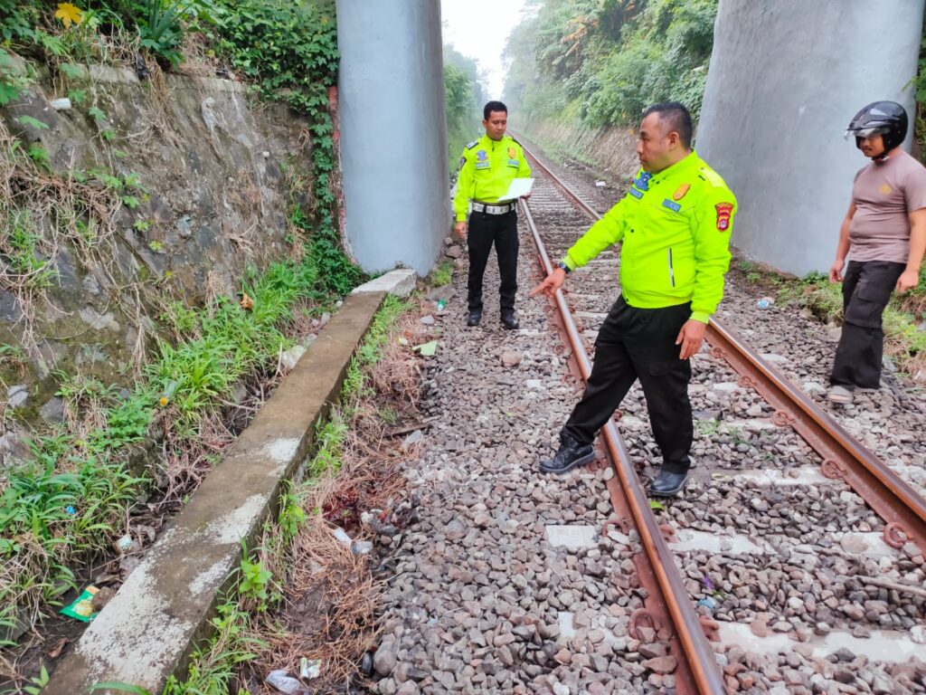 Unit Laka Lantas Polres Serang Olah TKP Kecelakaan Lalulintas Unit Laka Lantas Polres Serang Olah TKP Kecelakaan Lalulintas