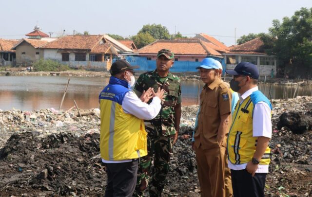 Kodim 0602/Serang Bersama Pemerintah Daerah dan Masyarakat Bersihkan Sampah Di Desa Lontar