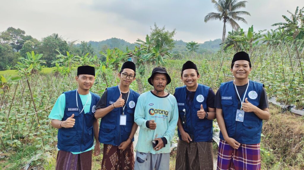 Mahasiswa KKN 16 UIN Banten, Bantu Ponpes Al-Kirom Pandeglang Memanen Kacang Panjang Mahasiswa KKN 16 UIN Banten, Bantu Ponpes Al-Kirom Pandeglang Memanen Kacang Panjang