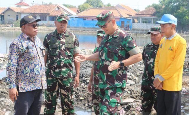 Dandim 0602/Serang Dampingi Danrem 064/MY Tinjau Pembersihan Sampah Di Tirtayasa