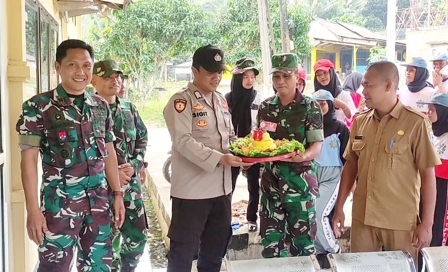 Dalam Rangka HUT Bhayangkara Ke 78, Polsek Patia di Sambangi Danramil 0111/Pagelaran Dalam Rangka HUT Bhayangkara Ke 78, Polsek Patia di Sambangi Danramil 0111/Pagelaran