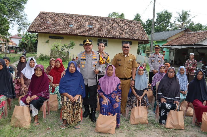 Ngariung Iman Ngariung Aman, Kapolres Serang Silaturahmi Bersama Emak Emak Lansia Desa Pangawinan