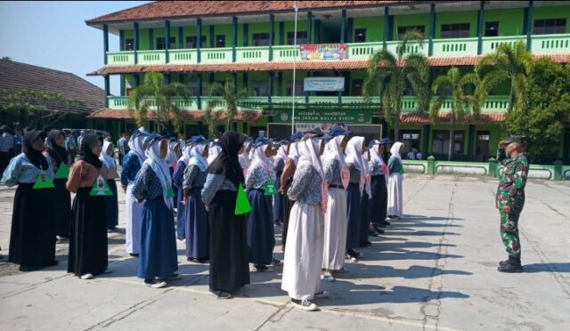 Tingkatkan Disiplin, Koramil 0602-19/Cikande Berikan Pelatihan PBB di SMK Insan Mulya