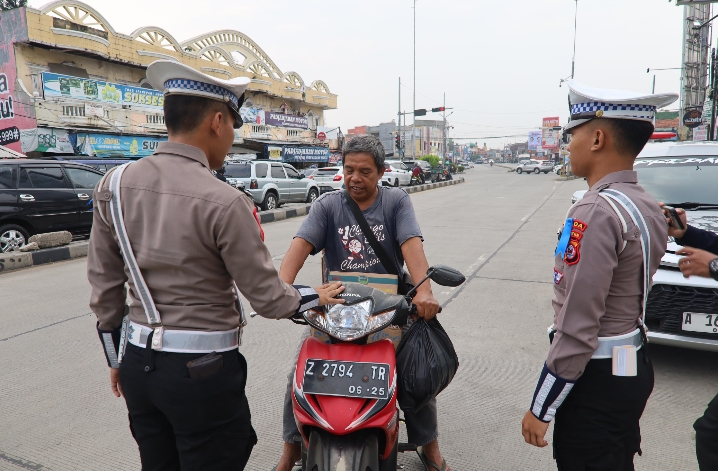 Hari ke Empat Ops Patuh Maung 2024 Ditlantas Polda Banten Lakukan Teguran dan Himbauan Hari ke Empat Ops Patuh Maung 2024 Ditlantas Polda Banten Lakukan Teguran dan Himbauan