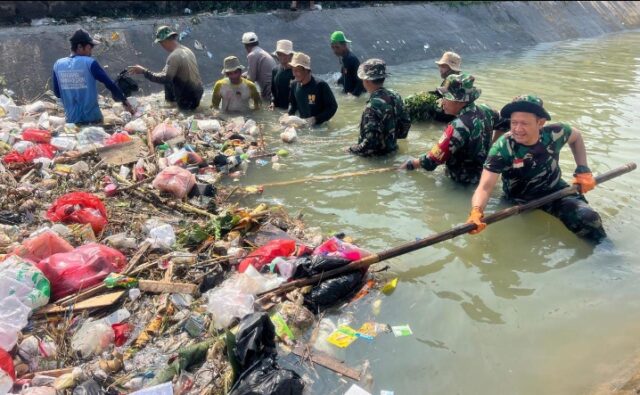 Danramil 0602-06/Kramatwatu Pimpin Anggota Terjun Langsung Bersihkan Sampah Di Sungai Kampung Sidungkul