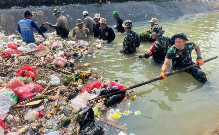 Danramil 0602-06/Kramatwatu Pimpin Anggota Terjun Langsung Bersihkan Sampah Di Sungai Kampung Sidungkul Danramil 0602-06/Kramatwatu Pimpin Anggota Terjun Langsung Bersihkan Sampah Di Sungai Kampung Sidungkul