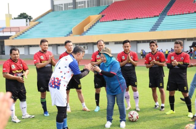 Plh Sekda Saksikan Pertandingan Persahabatan Antara Pemprov FC Dengan Setkab FC