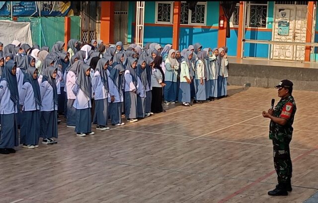 Babinsa Koramil 0602-15/Baros Laksanakan Penguatan Wawasan Kebangsaan Di SMK Nurul Huda Baros