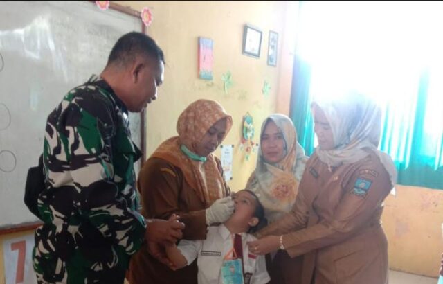 Babinsa Koramil 0602-06/Kramatwatu Mendukung PIN Polio Tahun 2024 di SDN Pamengkang