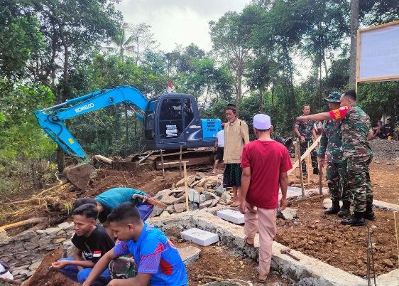 Dansatgas TMMD 121 Pandeglang Tinjau Langsung Pelaksanaan Kegiatan