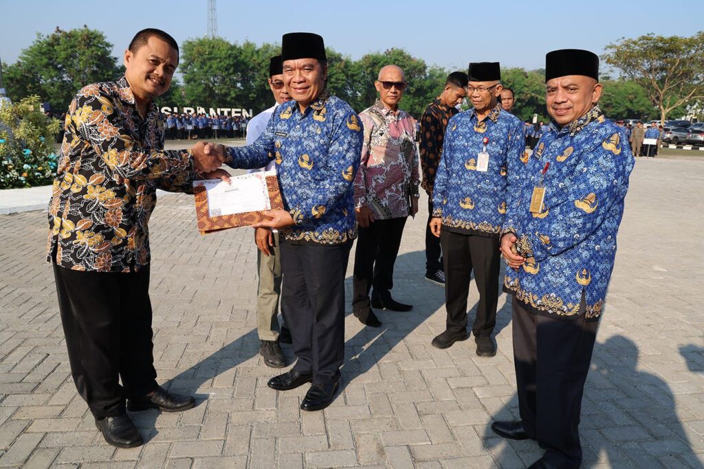Pj Gubernur Al Muktabar Serahkan 690 Sertifikat NIK dan 100 Akta Notaris Koperasi Binaan Provinsi Banten Pj Gubernur Al Muktabar Serahkan 690 Sertifikat NIK dan 100 Akta Notaris Koperasi Binaan Provinsi Banten