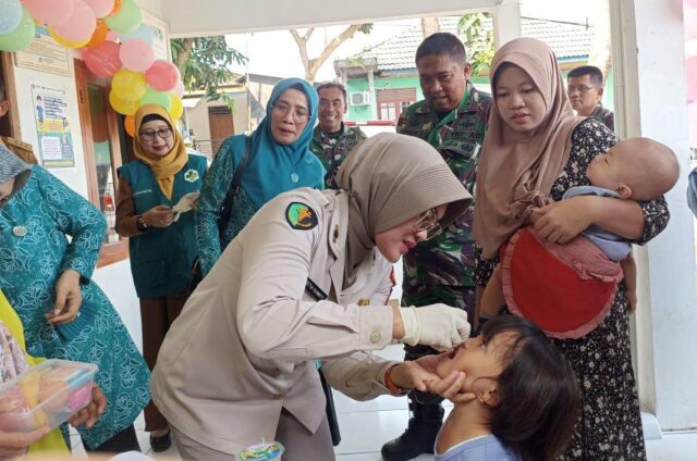 Peran Vital Babinsa Koramil 0602-19/Cikande Berikan Edukasi Bahwa PIN Polio Itu Aman Bagi Anak