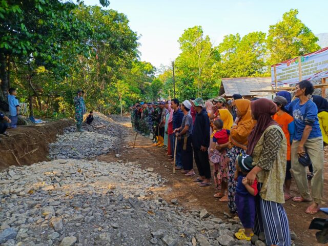 Bangga Dengan Keberadaan TMMD Di Kampungnya, Kaum Ibu Siap Membantu Bapak TNI