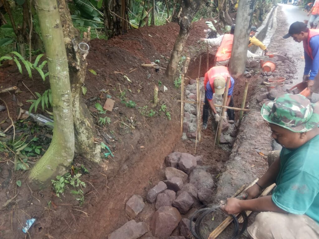 Pekerjaan Drainase di Sukalaksana Diduga Gunakan Material Tidak Sesuai Spek Pekerjaan Drainase di Sukalaksana Diduga Gunakan Material Tidak Sesuai Spek