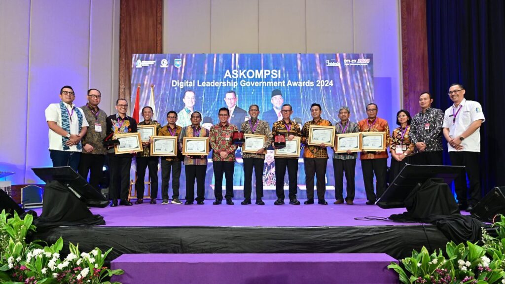 Restuardy Daud Serahkan Penghargaan pada Ajang ASKOMPSI Digital Leadership Government Awards 2024