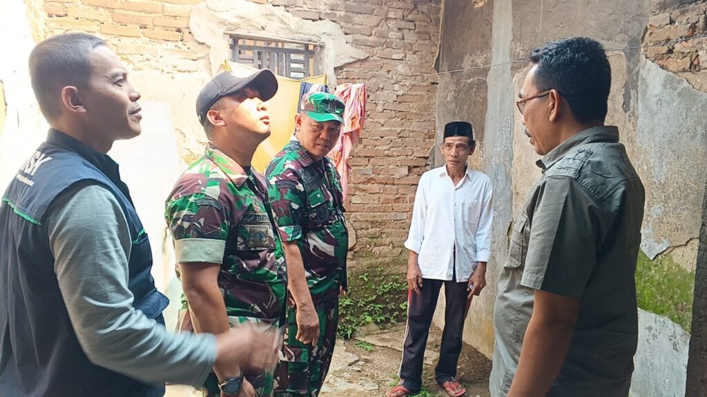 Danramil 0602-07/Waringinkurung Bersama Kades Melati, Sampaikan Kabar Gembira Kepada Penerima Program Rutilahu Danramil 0602-07/Waringinkurung Bersama Kades Melati, Sampaikan Kabar Gembira Kepada Penerima Program Rutilahu
