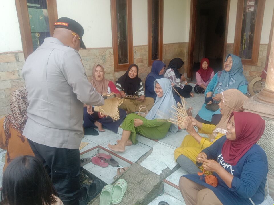 Ngariung Iman Ngariung Aman Kapolres Serang Bersama Emak-emak Pengrajin Anyaman Berbahan Limbah Plastik Ngariung Iman Ngariung Aman Kapolres Serang Bersama Emak-emak Pengrajin Anyaman Berbahan Limbah Plastik