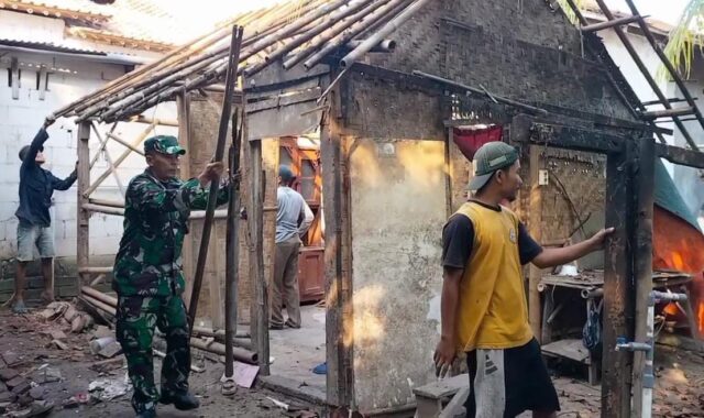 Gotong Royong, Babinsa Koramil 0602-20/Pamarayan Dan Warga Bongkar Rumah Program Rutilahu