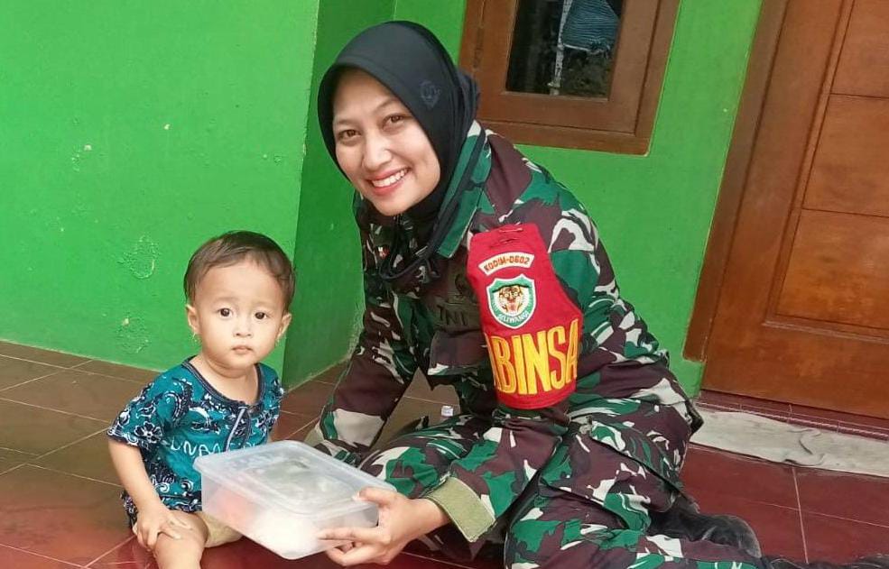 Serka Deka, Prajurit TNI Cantik Dari Koramil 0602-06/Kramatwatu yang Aktif Dalam Kegiatan PMT Di Desa Toyomerto Serka Deka, Prajurit TNI Cantik Dari Koramil 0602-06/Kramatwatu yang Aktif Dalam Kegiatan PMT Di Desa Toyomerto